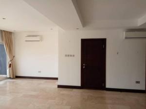 Beautiful 3 en-suite bedrooms with staff room for rent