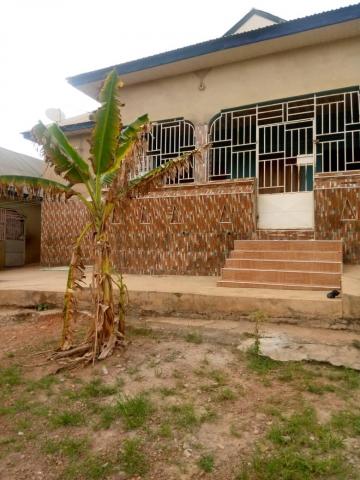 A 6 bedroom house for Quick sale