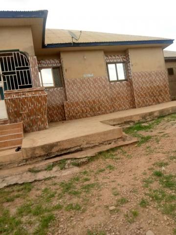 A 6 bedroom house for Quick sale