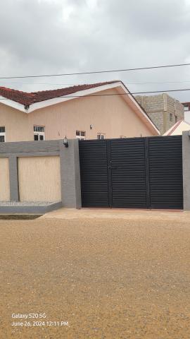 3 bedrooms self compound house for rent