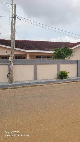 3 bedrooms self compound house for rent