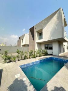 Luxury 4 bedroom house with pool in Eastlegon