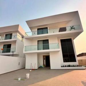 Luxury 4 bedroom house with pool in Eastlegon hills