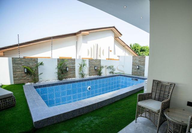 Luxury 3.5 bedroom house with pool