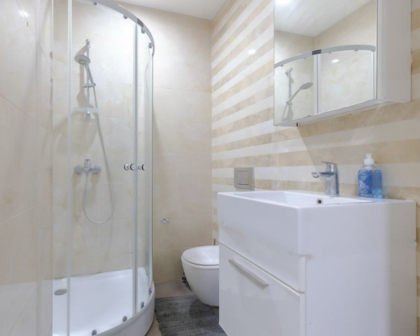 Furnished 1-Bedroom Serviced Apartment with Rooftop Pool & Gym